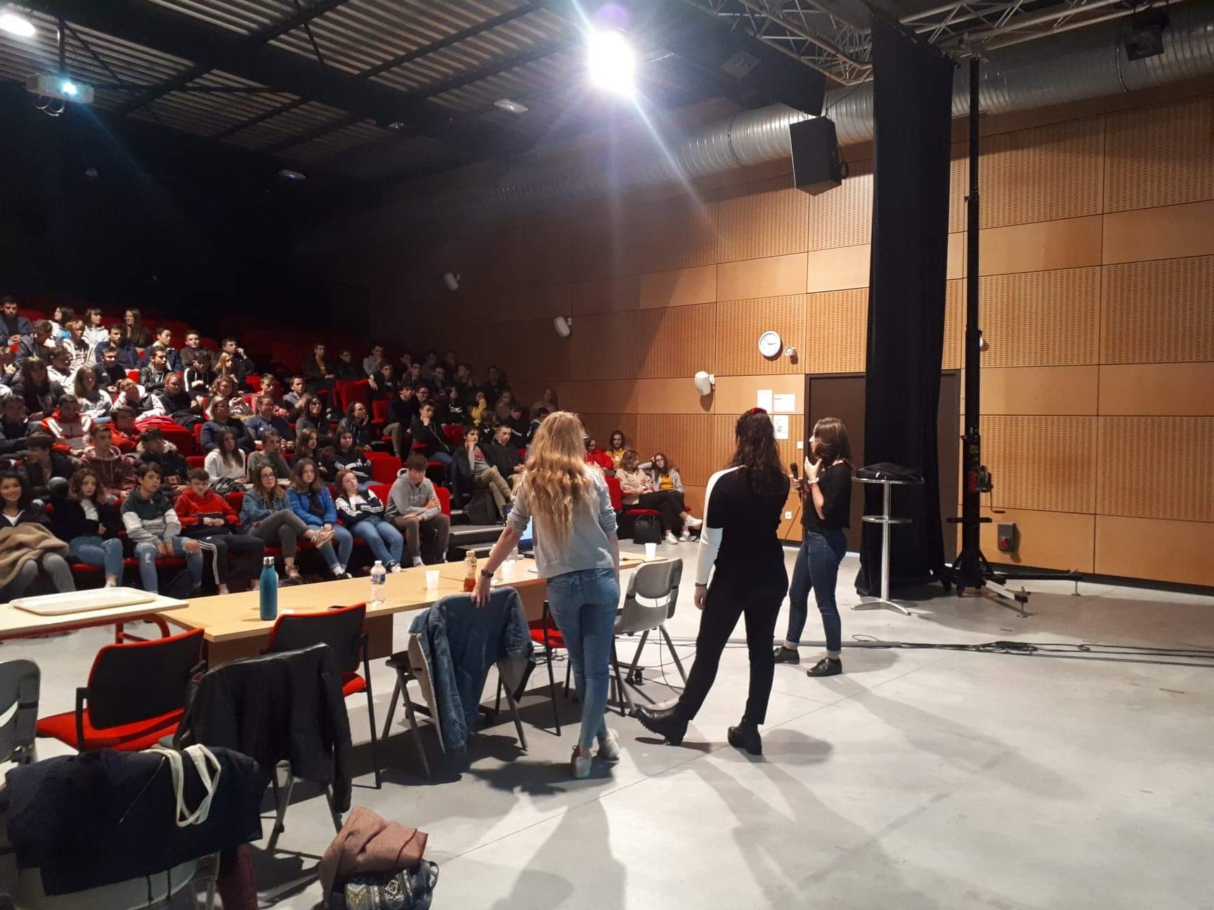 les étudiantes de l'ESITC Caen au lycée Arcisse de Caumont à Bayeux