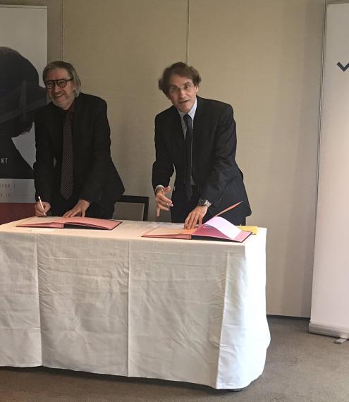 Philippe GRUAT, président de l'ESITC Caen et Hervé Meller, DRH VINCI Construction pendant la signature